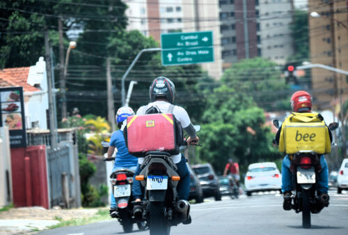 Foto mostra entregadores de aplicativos de moto na região central de Campinas