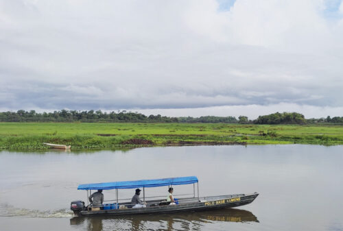 Transporte de moradores de aldeia em um barco