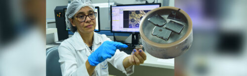 Margareth Sugano Navarro, autora da pesquisa, exibe amostra de fragmentos de meteorito