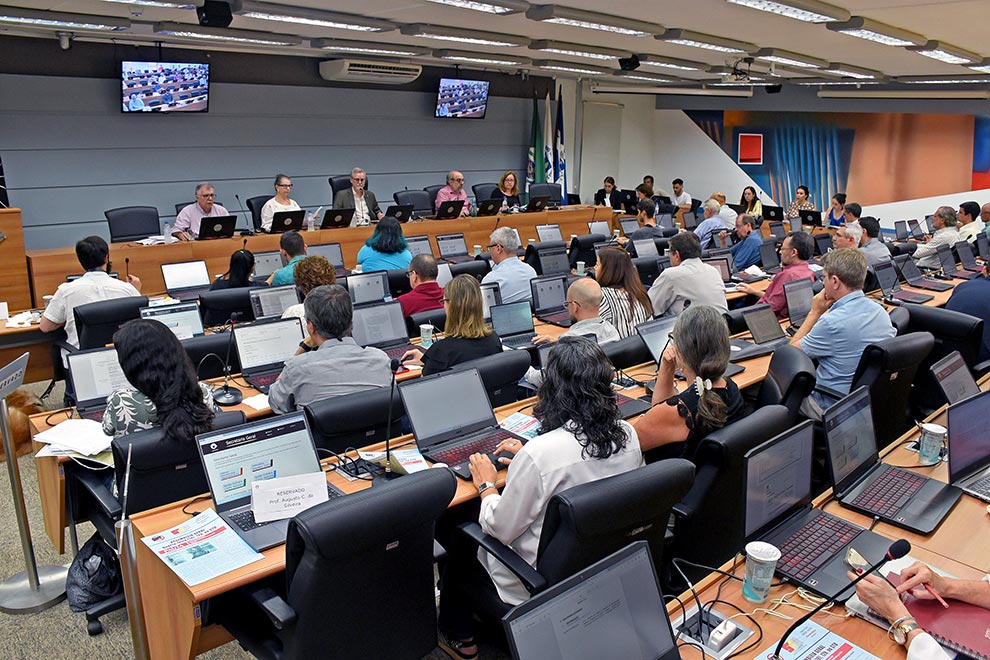 Foto do auditório do Consu mostrando reunião da CEPE